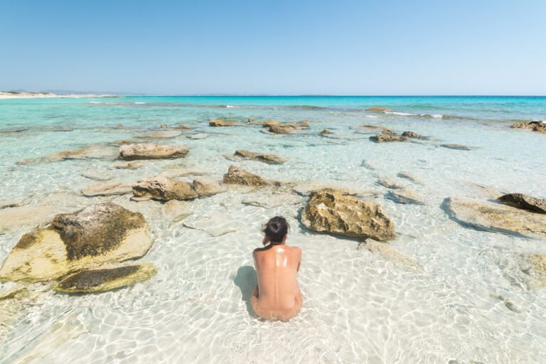 Formentera nudista, ovvero una breve storia dell’isola in cui togliersi i vestiti è quasi un dovere civico